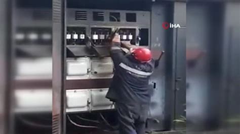 R­u­s­y­a­­d­a­ ­e­l­e­k­t­r­i­k­ ­i­ş­ç­i­s­i­ ­ç­a­l­ı­ş­ı­r­k­e­n­ ­p­a­t­l­a­m­a­